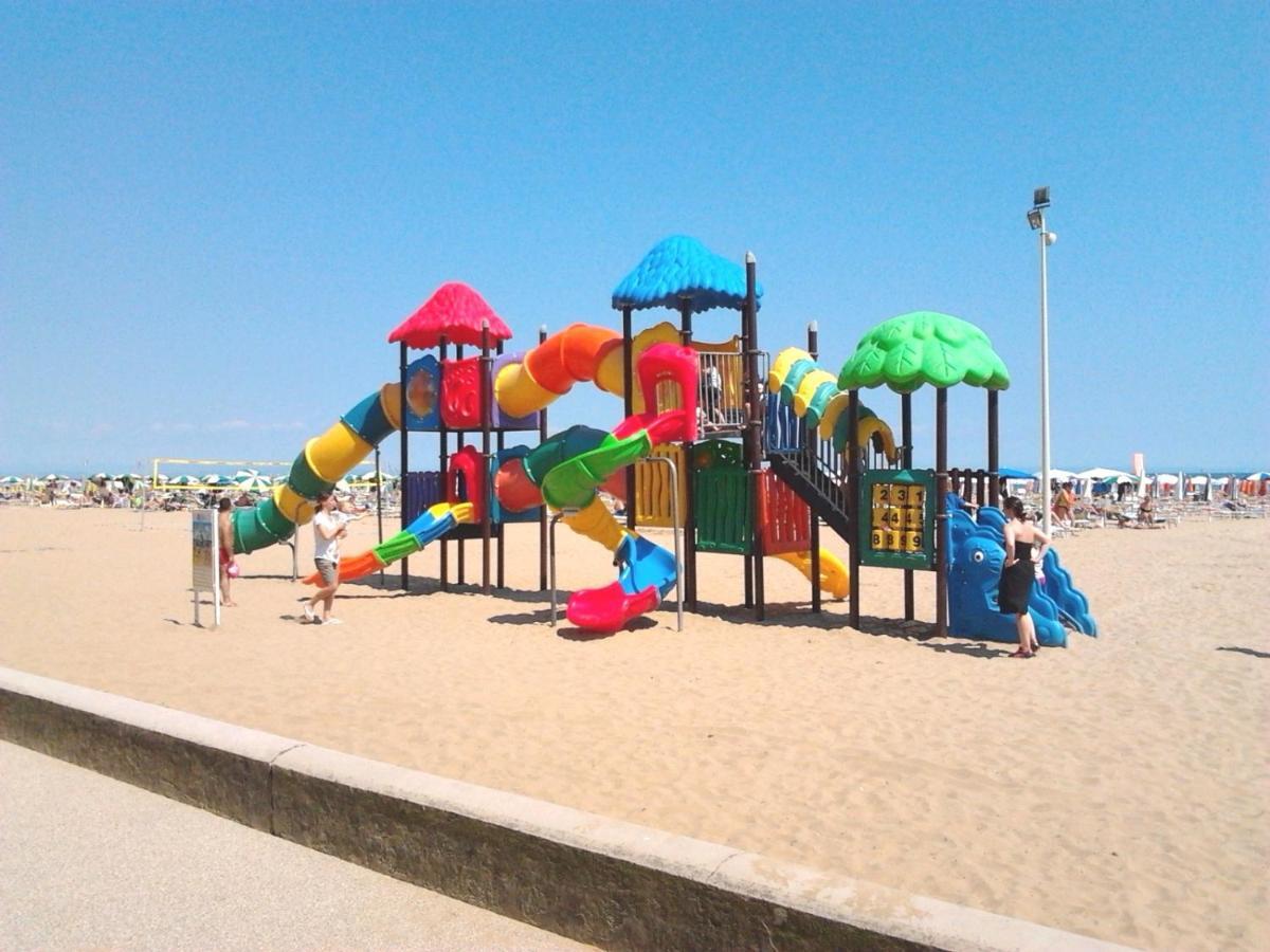 Lucerna Apartments At Sabbiadoro Beach Lignano Sabbiadoro Bagian luar foto